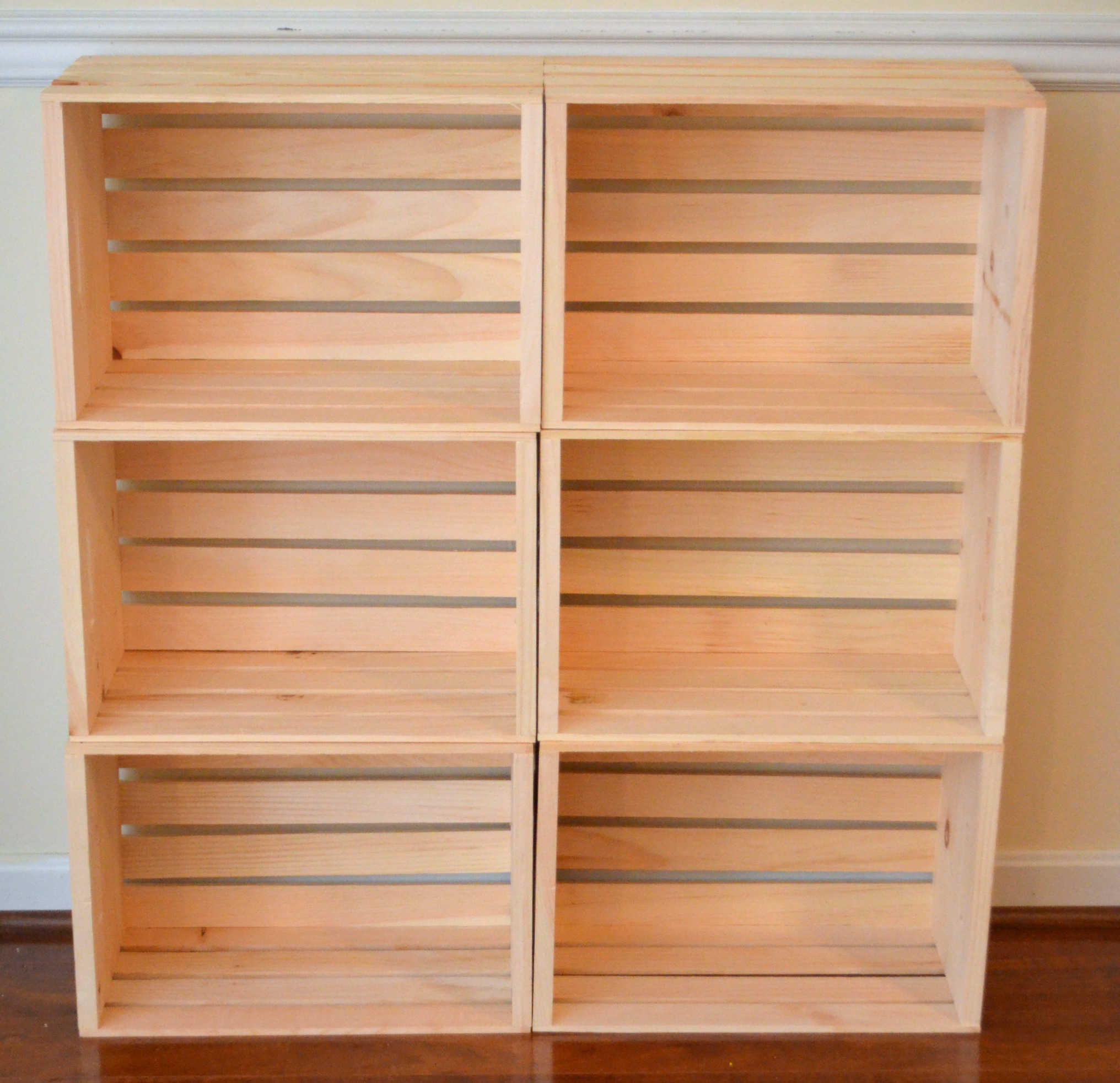 idée de tutoriel pour fabriquer une etagere cagette en bois, six caisses rangées par deux à trois niveaux, caisse en bois deco