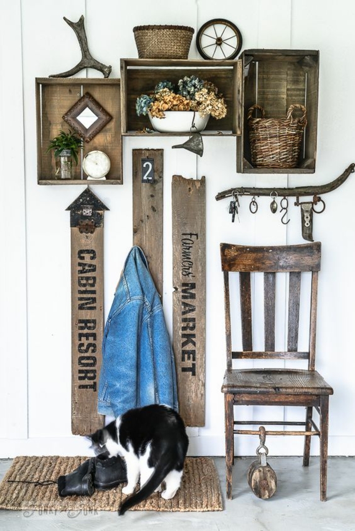 idée de décor interieur rustique chic, etagere cagette bois brut, déco vintage, patères et chaises en bois retro, chat