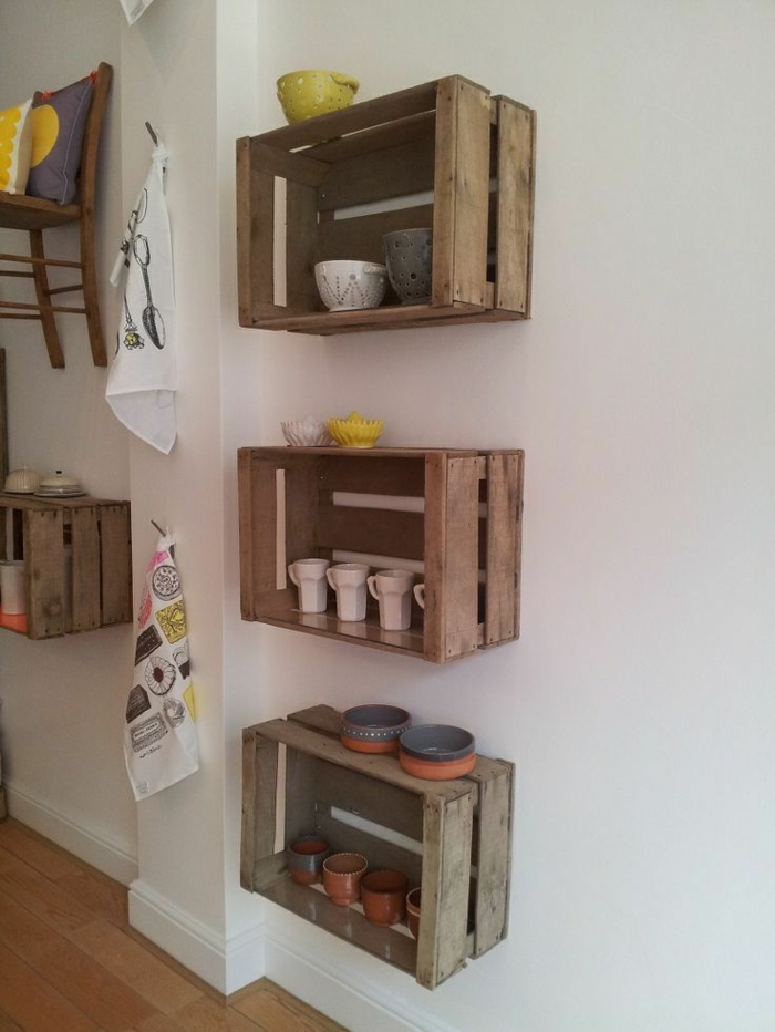 etagere cagette, vaisselier rangement tasses, coupelles, chaise accroché au mur, idée intérieur rustique chic, serviettes