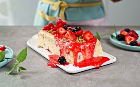 exemple dessert glacé maison simple et rapide parfait aux oeufs et sucre à la confiture de framboises et fruits rouges frais