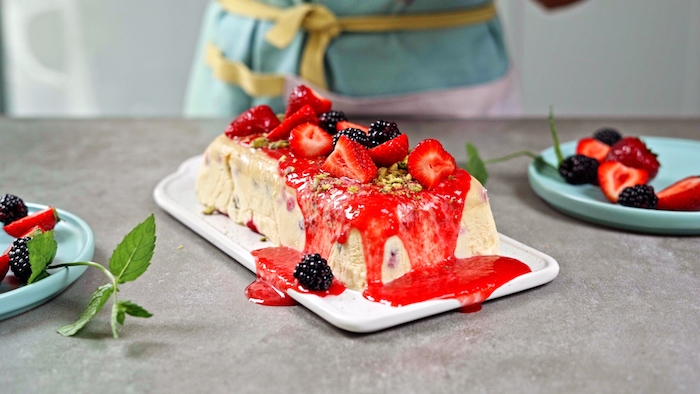 exemple dessert glacé maison simple et rapide parfait aux oeufs et sucre à la confiture de framboises et fruits rouges frais