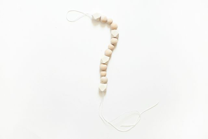 attache-tétine au design simple, quoi faire avec perle de bois