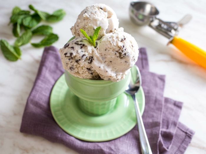 une recette de glace vegan délicieuse à la menthe et au chocolat, glace à la base de lait de noix de coco