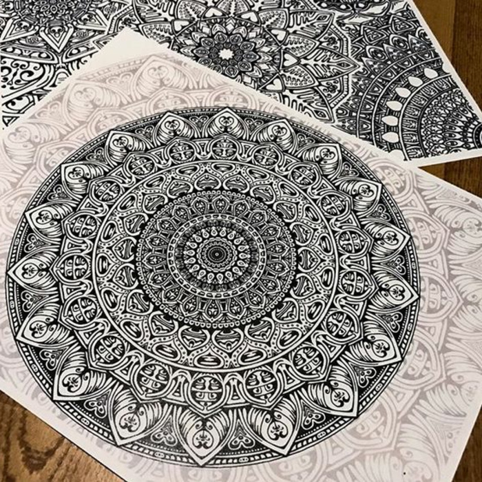 coloriage mandala, table en bois, mandala à imprimer, volutes, cercles, dessin mandala