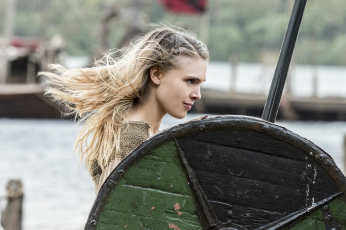 coiffure viking, chemise celtique, Porunn, bouclier en bois, cheveux blonds, maquillage naturel