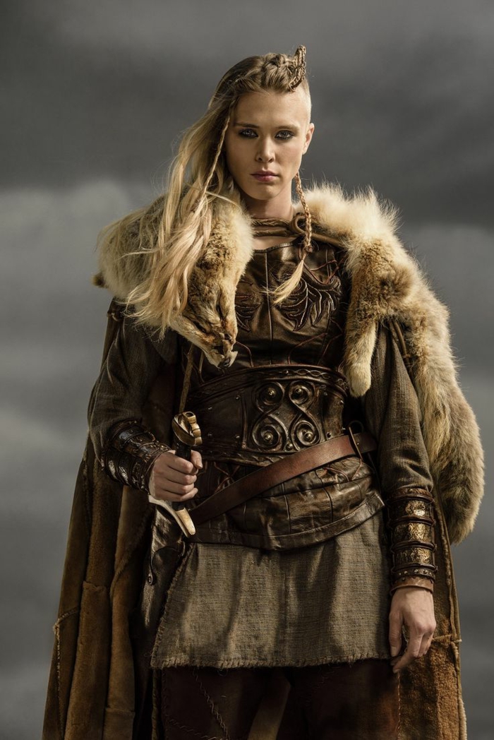 tresse viking, manteau en simili fur, cheveux rasés sur le côté, ceinture celtique