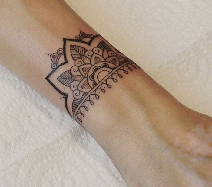 idee modele petit tatouage mandala poignet homme