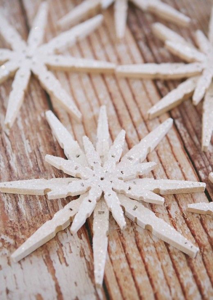 joli flocon de neige scintillant fait avec des pinces à linge bois, décoration de noël à faire soi-même, que faire avec des pinces à linges en bois