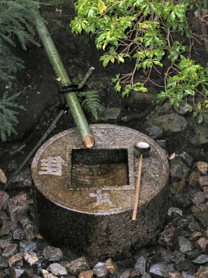 déco de jardin zen, fontaine en bambou, broussailles vertes, pierres, idee deco jardin