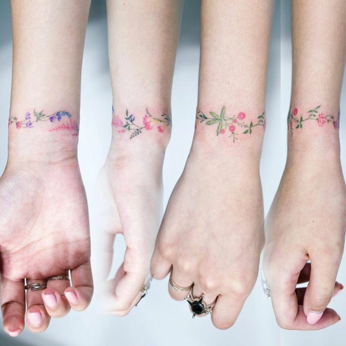Magnifique tatouage petite fleur tatouage couronne poignet