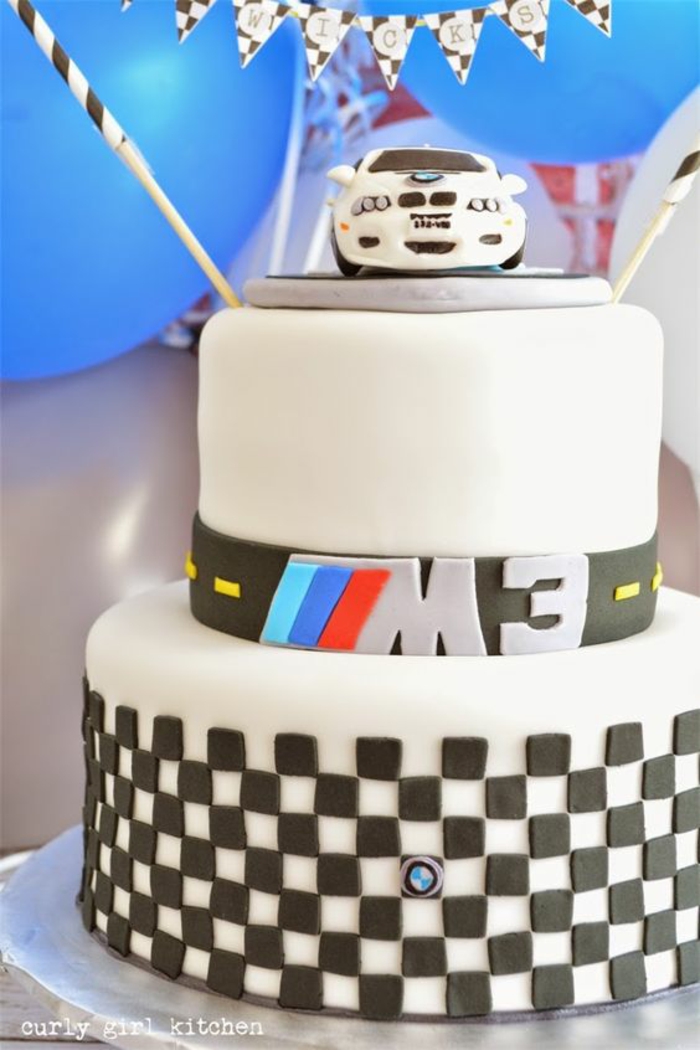 Gateau d anniversaire pas facile mais original BMW M3 gâteau trois étages