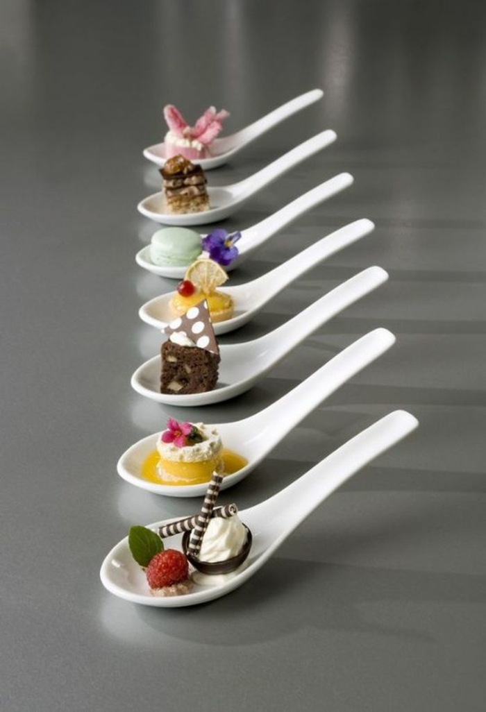 Presentation desserts assiette dessert avec chocolat personalisé degustation