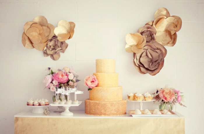 bar à bonbons mariage, cupcakes, sucettes de gateau, decoration bouquets de fleurs, deco de fleurs en papier doré, gateau de mariage à étages