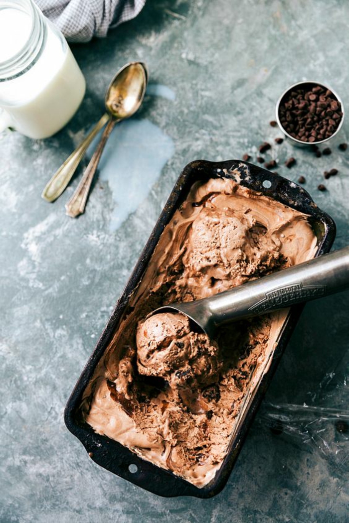 comment faire une glace sans sorbetière, de la glace au chocolat au goût brownie avec morceaux de brownie 
