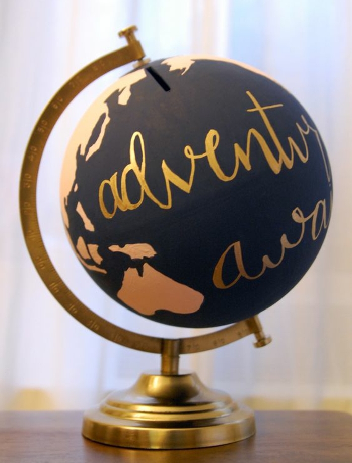 globe terreste customisé avec de la peinture noire, dessin peinture dorée, pochoir continents, économiser pour faire un voyage