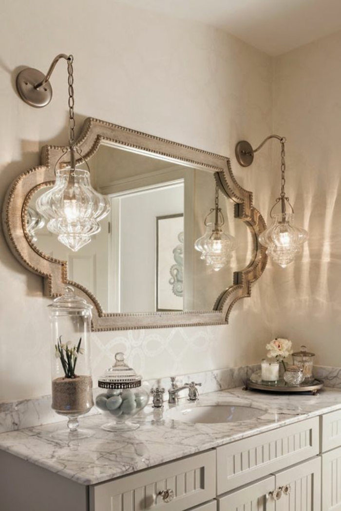 miroir éclairant salle de bain dans un style shabby chic ambiance romantique