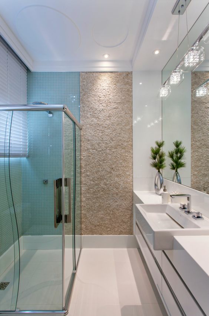 miroir salle de bain lumineux avec douche italienne et corps luminaires étincelants