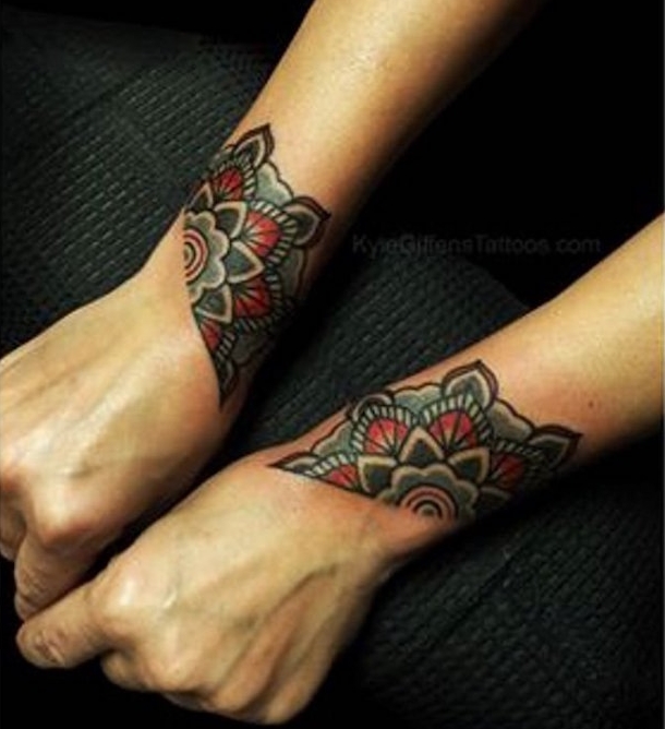 tatouage mandala poignets symetrique rosace couleurs