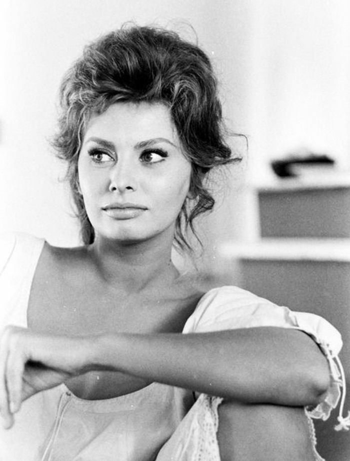 habit-année-60-coiffure-Sophia-Loren-chignon-avec-frange-crêpée habit année 60, Sophian Loren avec son maquillage et sa coiffure idéale