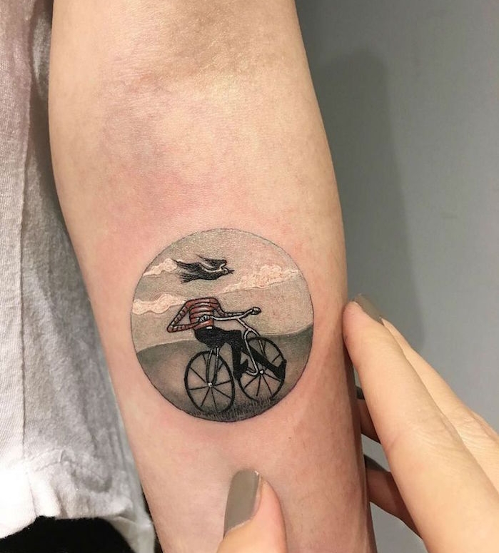 idée tatouage bras femme tattoo homme cercle dessin abstrait