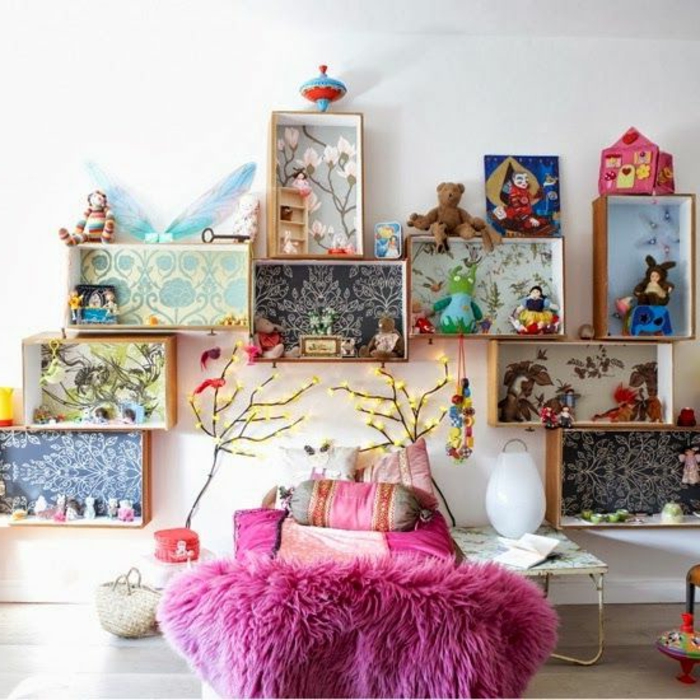 idee deco chambre enfant fille, cagette bois, fond customisé de papier peint à différents motifs, linge de lit rose, table de nuit, rangement jouets