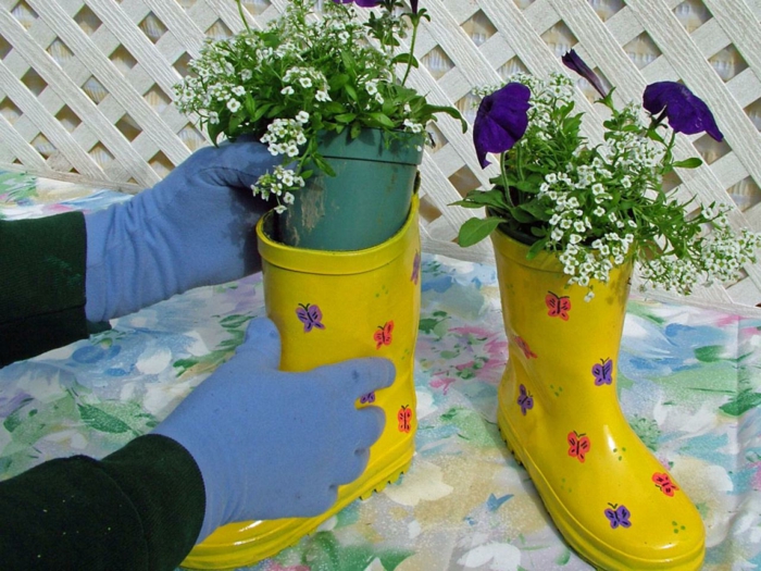 decoration de jardin a faire soi meme, bottes en caoutchouc jaunes, motifs papillons, plantes vertes, gants bleus
