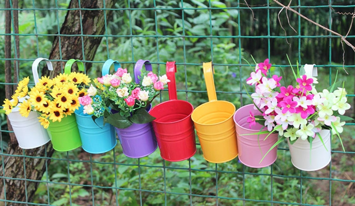 decoration exterieur de jardin, fleurs artificielles, vase diy, clôture en fil peint en vert