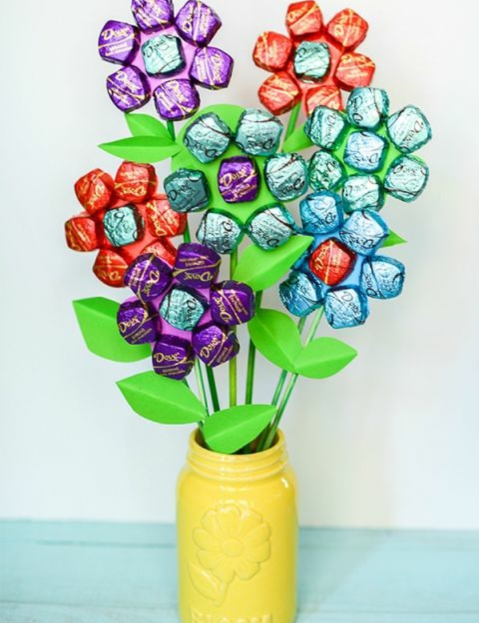 cadeau pour la fête des mères, bouquet de fleurs en papier dans un vase bocal, pétales de bonbons, idée de cadeau gourmand