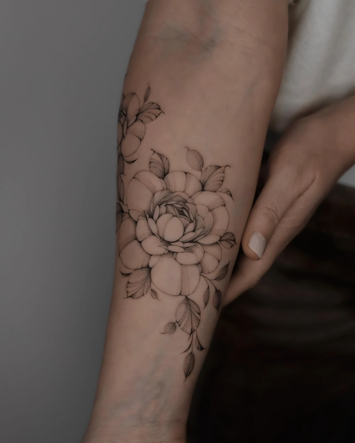 idee tatouage femme motifs pivoine feuilles manucure ongles courts