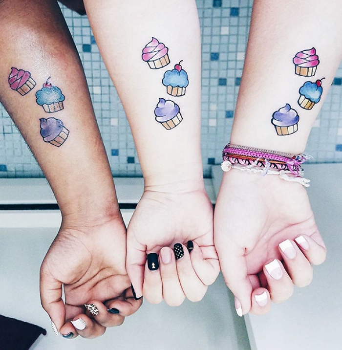 signe amitié petits tatouages amies tatouage avant bras