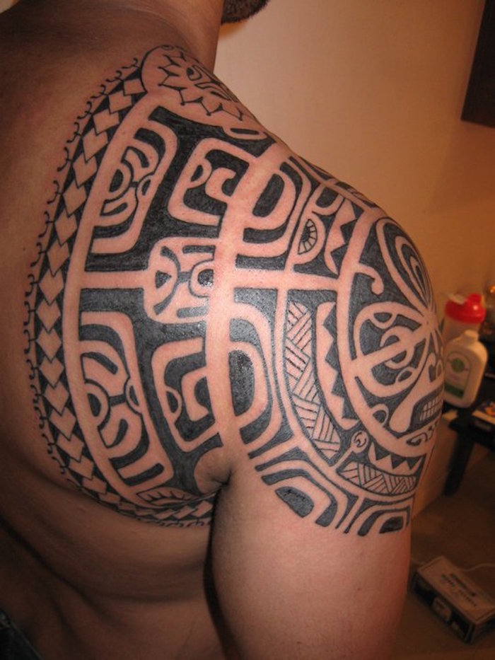tattoo polynesien épaule dos homme mandala maorie