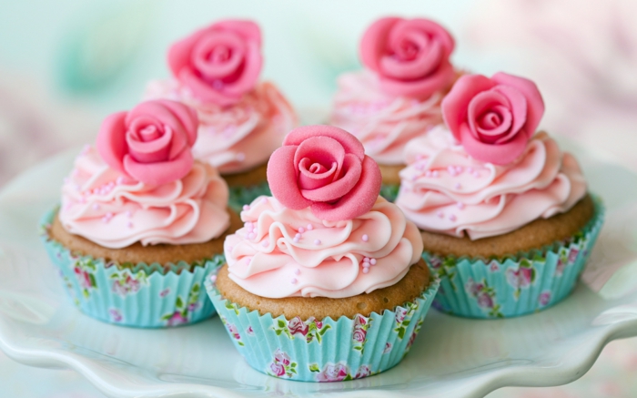 comment faire des cupcakes, recette facile, glacage rose et fleurs roses comestibles, dessert de mariage à faire soi meme, caissette cupcake shabby chic