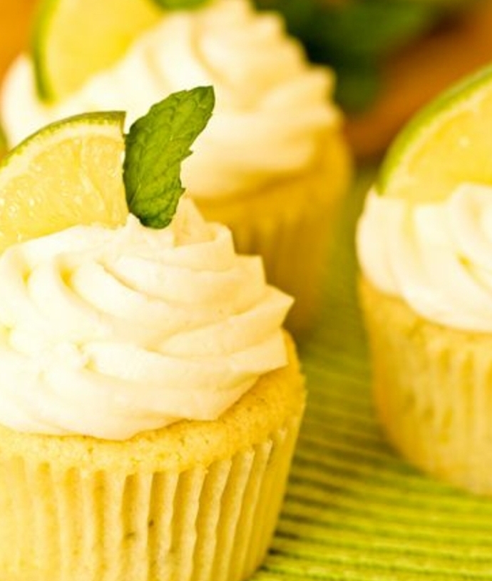 idée comment faire des cupcakes mojito au citron vert, rhum et menthe, glacage et decoration citron