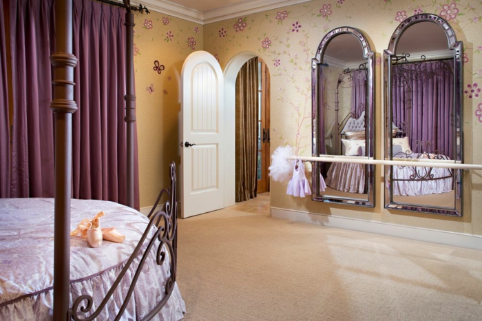 amenagement chambre, rideaux violets, cadre lit en bois, décoration des murs en fleurs, grand miroir