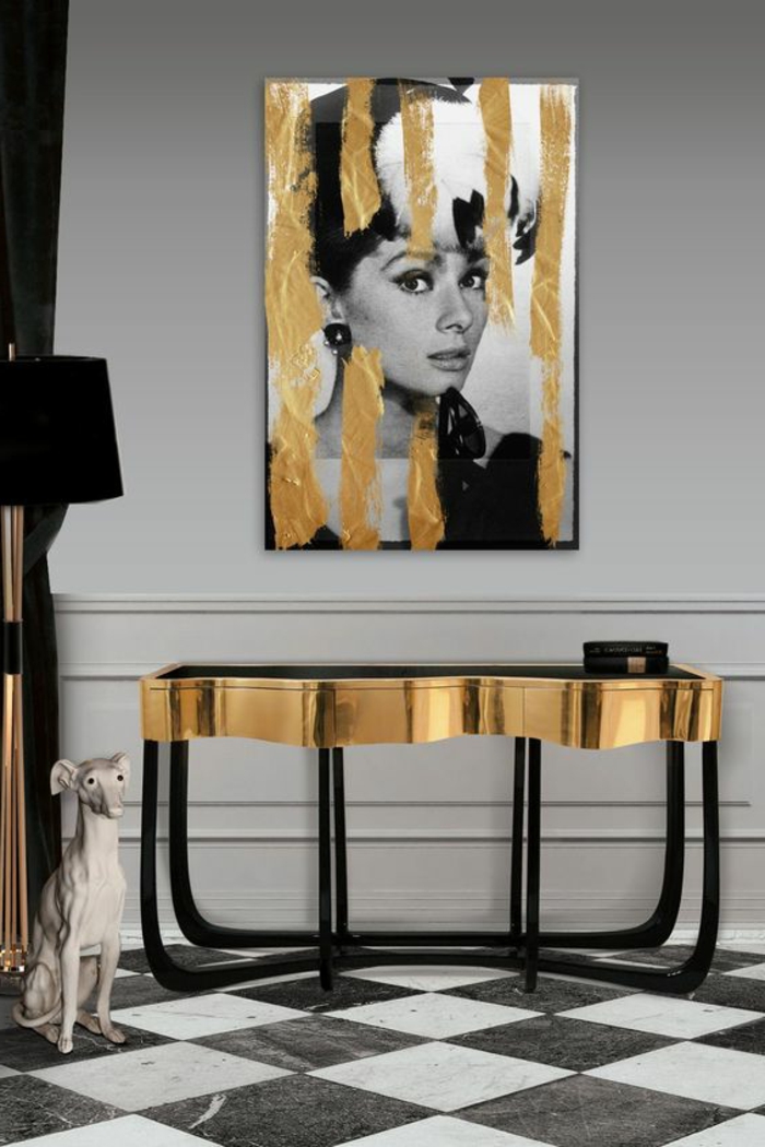 intérieur art déco, peinture murale grise, portrait de Audrey Hepburn, console 