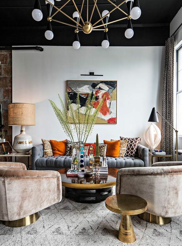 intérieur art déco, sofa gris, fauteuils beiges, coussins décol colorés, table basse, peinture abstraite