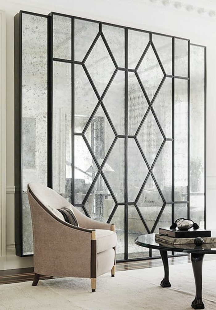 intérieur art déco, table baroque ovale, chaise beige, miroir aux ornements