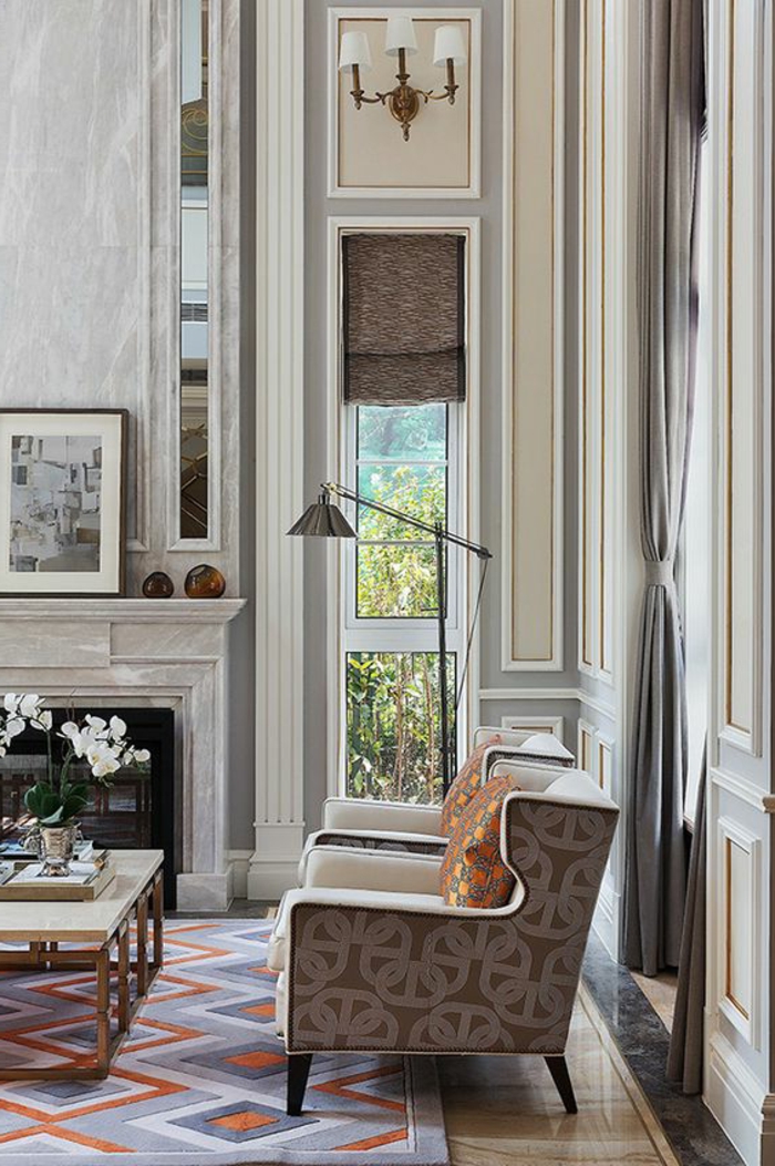 intérieur art déco, deux fauteuils beiges, cheminée décorative, table basse rectangulaire