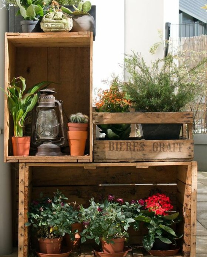 jardinier en cagette, caisses en bois brut, plusieurs caisses en bois pour ranger ses plantes exterieurs, lampe vintage