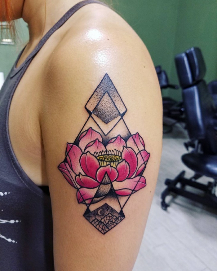Fleur de lotus signification tatouage mandala femme lotus géométrique