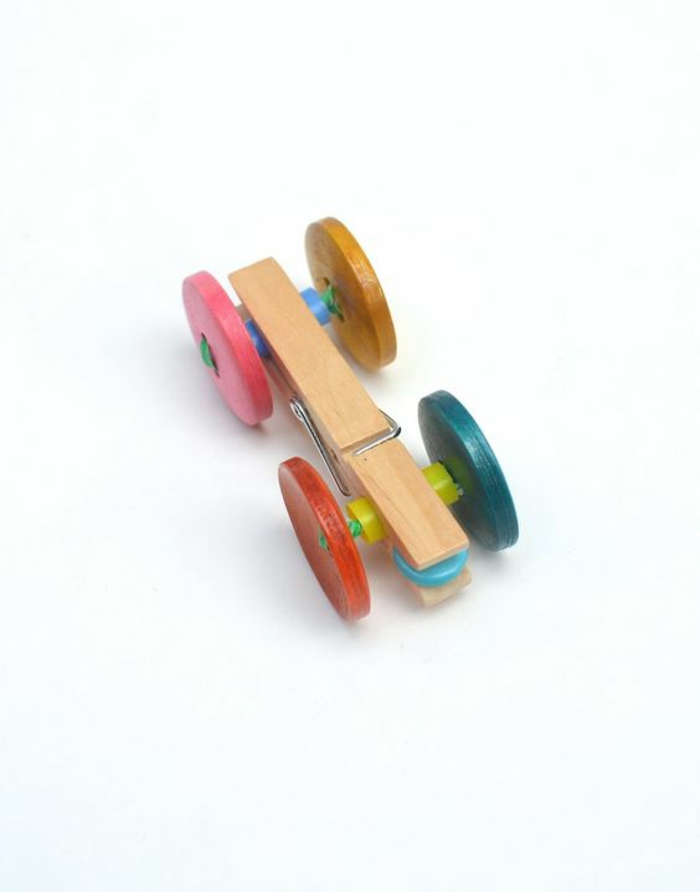 une voiture miniature de course fabriquée avec une pince à linge bois, un jouet vintage à réaliser soi-même