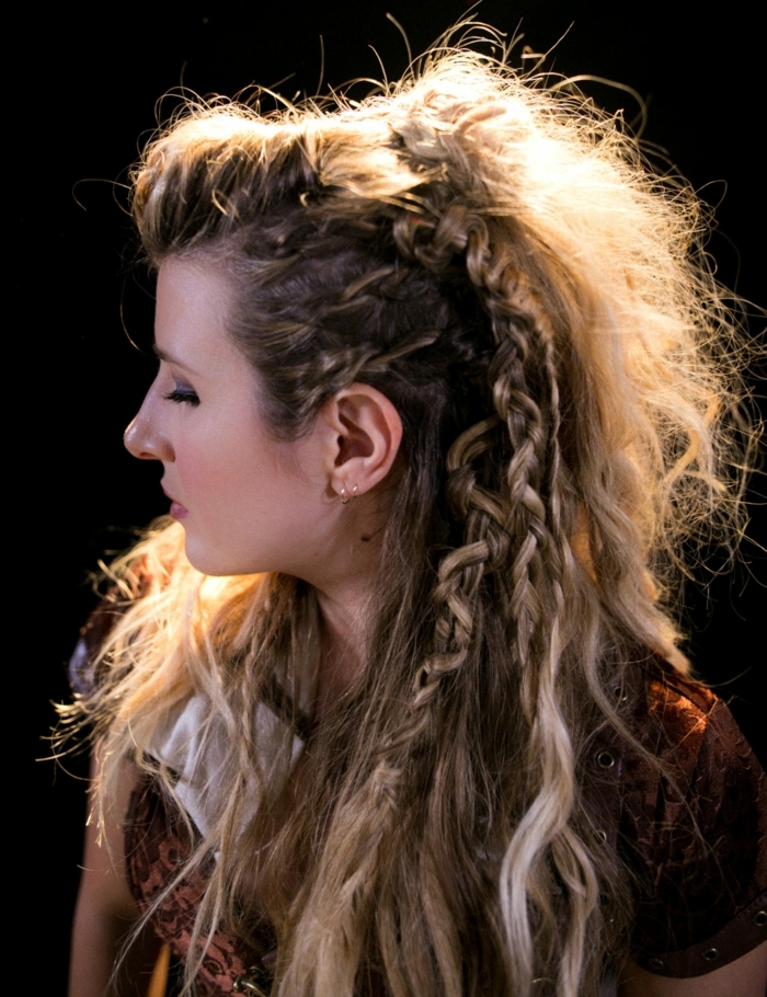 coiffure viking, cheveux brunes avec mèches blondes, boucles d'oreilles en or