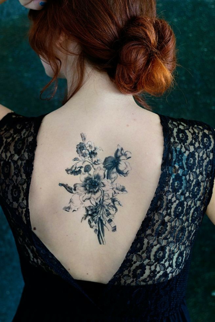 Idée tatouage de fleur tatouage rose sur la main dos 