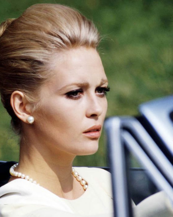 look-années-60-Faye-Dunaway-coiffure-avec-volume-chignon-et-collier-perles look années 60, Faye Danaway avec un collier perlé et coiffure bombée