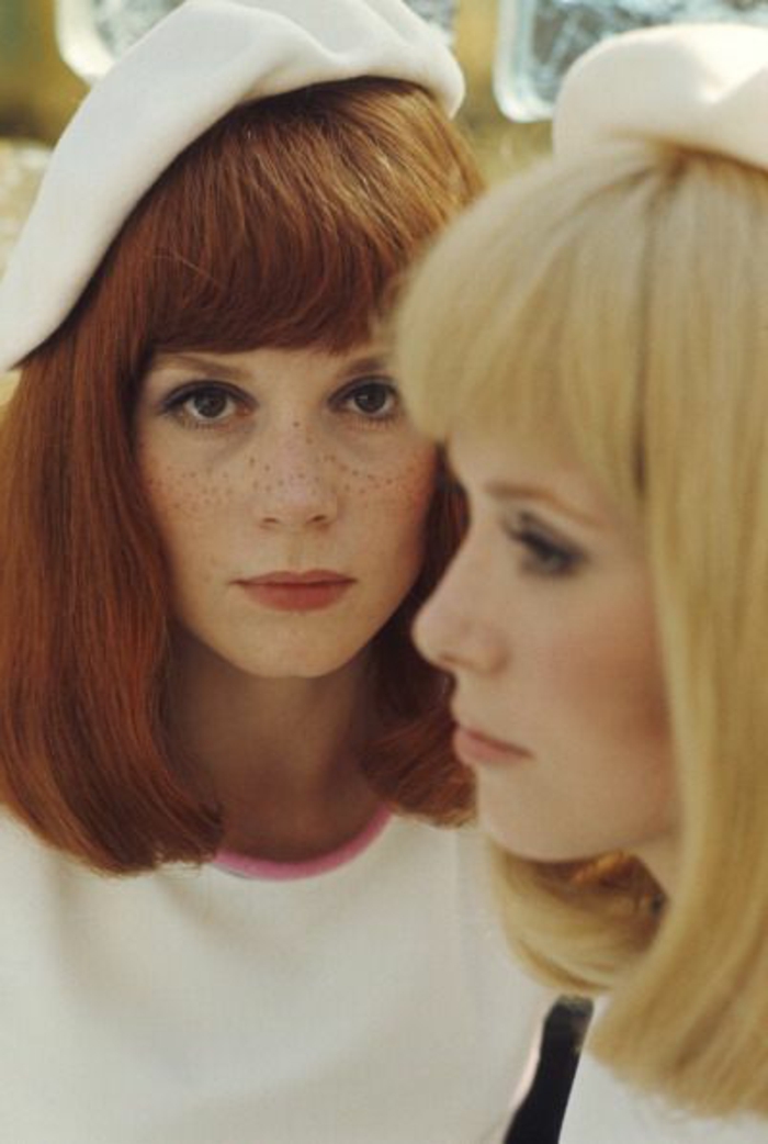 look-années-60-coiffures-frangées-et-bonnet-blancs-habits-épurés look années 60, le code vestimentaire des années soixante, deux femmes habillées en blanc