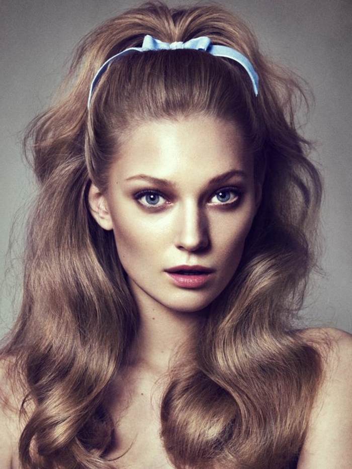 look-années-60-diadème-bleue-cheveux-bouclés-joli-look-vintage look années 60, une coiffure avec diadème bleue, cheveux épais
