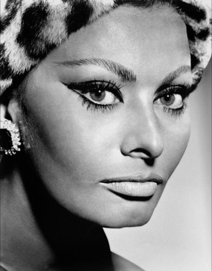 look années 60, Sophia Lorenn chapeau au motif animal, grandes boucles d'oreilles