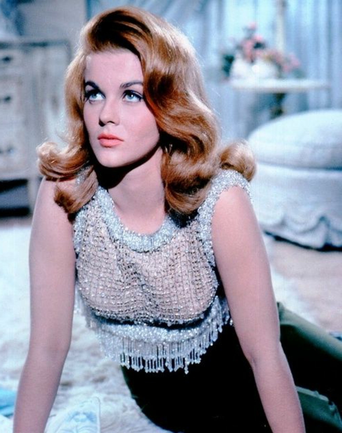 look années 60, jolie femme des années soixante avec une blouse sans manches en tweed