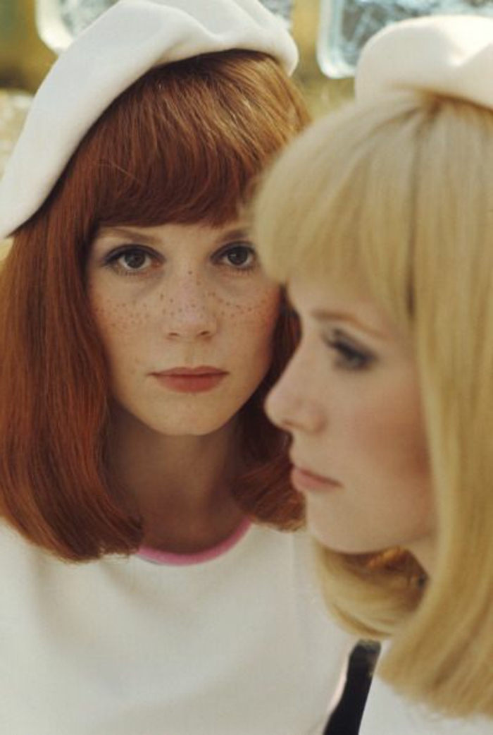 look années 60, le code vestimentaire des années soixante, deux femmes habillées en blanc