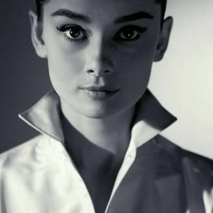 look années 60, Audrey Hepburn en chemise blanche au col montant